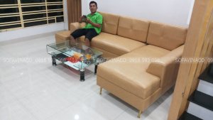 Bọc lại ghế sofa với màu nâu vàng rất hợp với phòng khách sáng