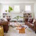Ghế sofa màu nâu dễ dàng kết hợp với các đồ dùng trong phòng