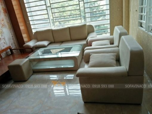 Bộ bàn ghế sofa màu trắng của gia đình ở Nguyễn Thị Đinh đã bị bẩn ngả màu