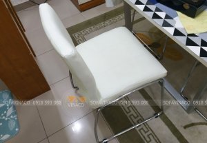 Chiếc ghế ăn đã được bọc da công nghiệp mới màu trắng