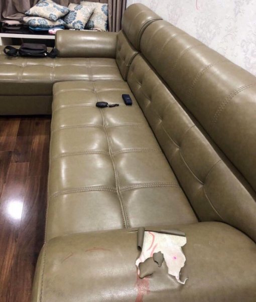 Bộ ghế sofa da của chị Linh bị rách tại phần thành ghế