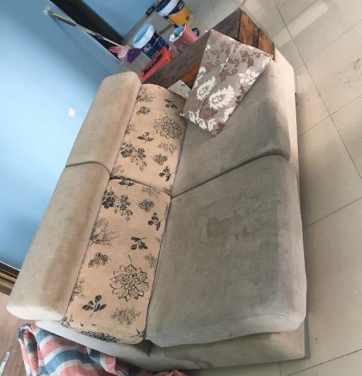 Bộ ghế sofa ở chung cư Mễ Trì bị bẩn khá nặng với các vết nước loang lổ