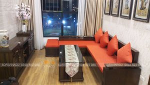 Bộ đệm ghế gỗ tay trứng màu cam của chị Hương ở Hoàng Mai