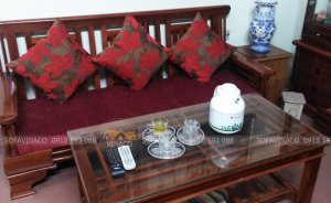 Đệm ghế làm từ vải nhung đỏ đô, ruột đệm bông ép