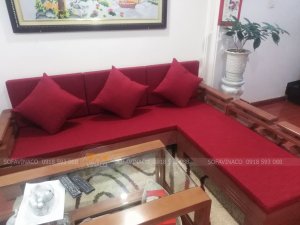 Đệm ghế màu đỏ làm điểm nhấn nổi bật cho phòng khách