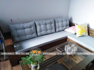 Đệm tựa được làm kiểu đặc biệt chia ô rút cúc khá đẹp và độc đáo