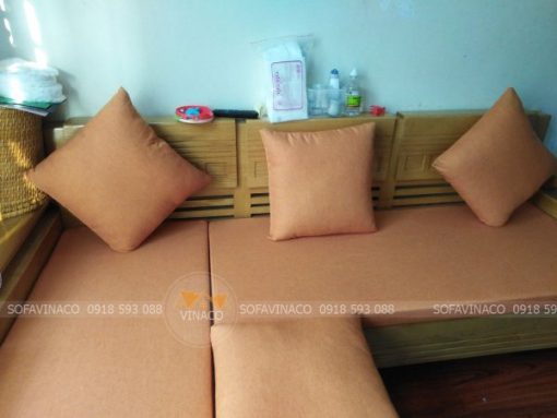 Bộ đệm ghế sofa góc màu cam nhạt đã được giao cho gia đình ở Trường Chinh, Hoàn Kiếm