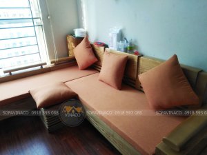Màu cam nhạt kết hợp rất đẹp trên nền gỗ
