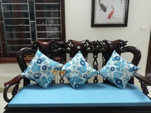 Đệm ghế màu xanh nhạt tươi sáng và kích thước vừa vặn