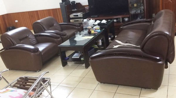 Ghế sofa được bọc lại bằng da