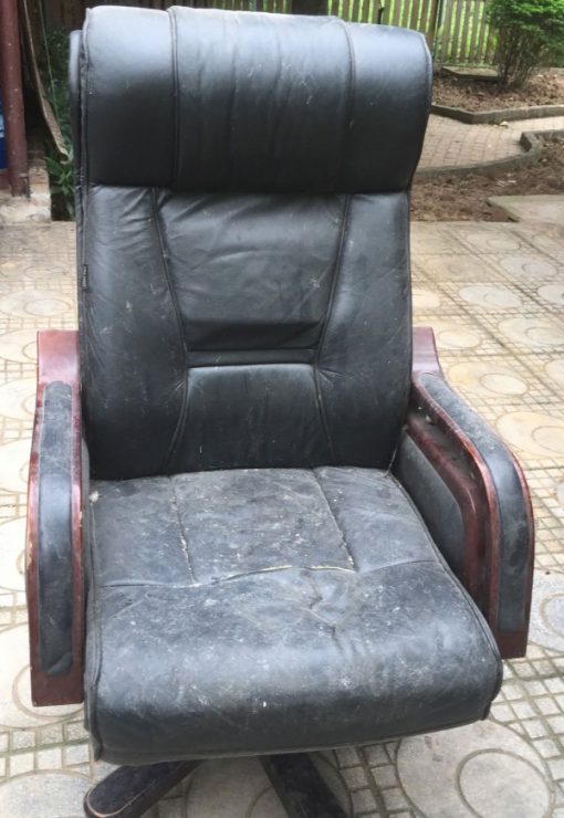 Chiếc ghế giám đốc cũ bám bụi bẩn khó có thể làm sạch