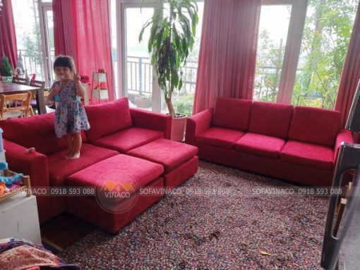 Bọc lại ghế sofa bằng vải nhung đỏ theo đúng tông màu của phòng