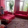 Bộ ghế sofa được bọc lại bằng vải nhung đỏ nổi bật