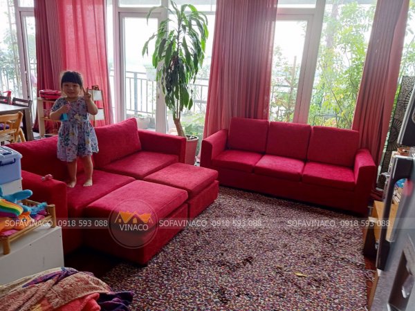 Bộ ghế sofa được bọc lại bằng vải nhung đỏ nổi bật