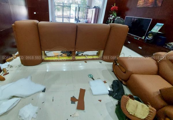 Công trình bọc lại sofa cho gia đình anh Ân ở Nội Bài sắp được hoàn thành