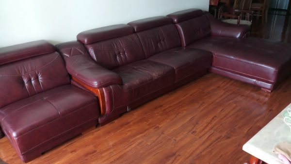 Bộ sofa cũ của chú Tuấn lúc chưa bọc vỏ da mới