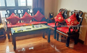 Bộ đệm ghế màu đỏ đã làm xong và giao cho bác Trung ở Liễu Giai, Ba Đình