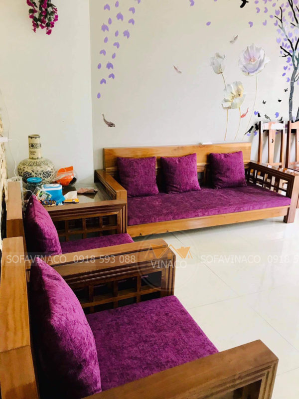 Bộ vỏ đệm ghế gỗ màu tím của chị Hà ở Sơn La