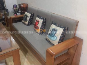 Đệm ghế dài với mặt ngồi liền tấm và đệm tựa chia 3 tấm bằng nhau