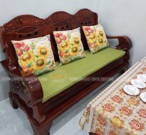 Đệm ghế xanh lá kết hợp cùng gối hoa hướng dương vô cùng đẹp và thu hút