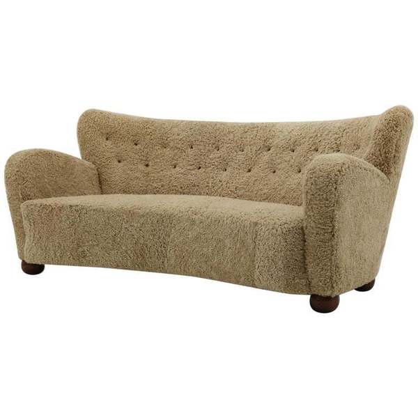 Một chiếc ghế sofa được làm từ da cừu