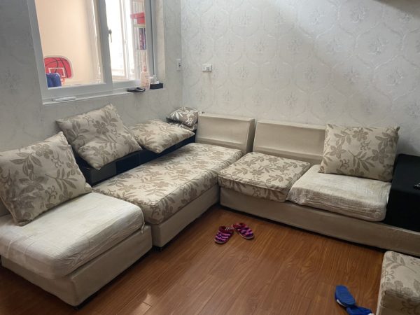 Bộ sofa cũ bị sờn rách, bám bẩn của gia đình chị Linh