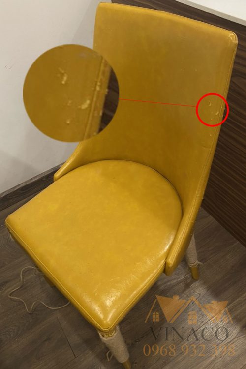 Chiếc ghế ăn màu vàng nghệ bị mèo cào thủng nhiều lỗ