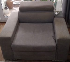 Ghế bị bẩn lộ rõ mặc dù trên nền tối