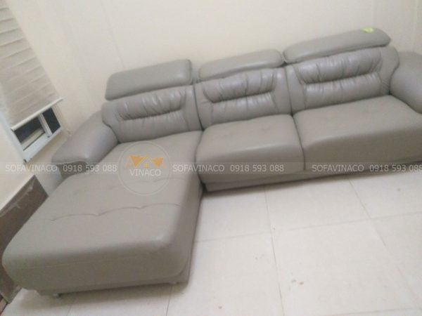 Bộ sofa đã được bọc lại hết phần mặt ngồi bị rách