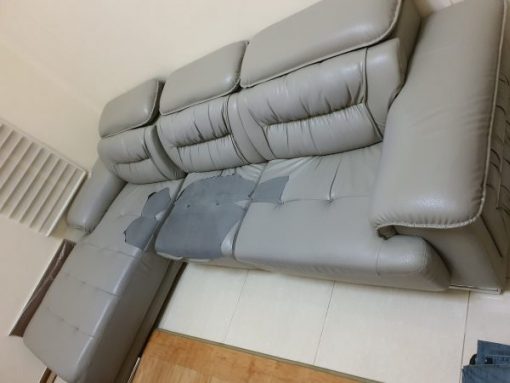 Bộ sofa da bị rách của khách hàng ở Mễ Trì