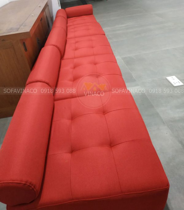 Ghế sofa băng cũng đã được thay một bộ vỏ mới màu đỏ