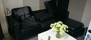 Bộ sofa bọc da bị bong chóc mất thẩm mỹ