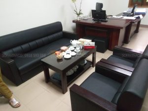 Vỏ bọc sofa mới màu đen đã được bọc trên ghế