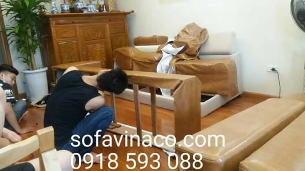 Nhân viên của Vinaco đang bọc lại ghế sofa tại nhà khách hàng