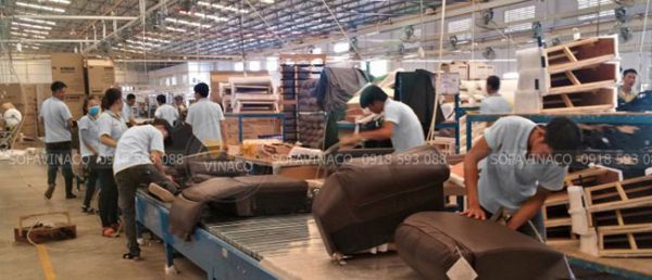 Bọc ghế sofa tại xưởng sản xuất của Vinaco