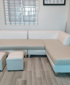 Bộ ghế sofa góc được thay lớp vỏ mới do nhân viên Vinaco thực hiện tại chung cư Đồng Tàu, Hoàng Mai