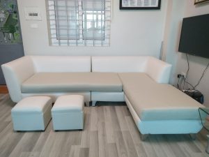 Bộ ghế sofa góc được thay lớp vỏ mới do nhân viên Vinaco thực hiện tại chung cư Đồng Tàu, Hoàng Mai