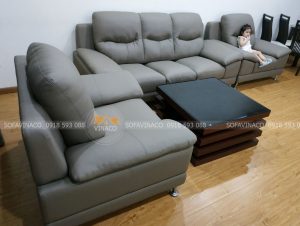 Bộ ghế da sau khi bọc hoàn thiện tại phòng khách chị Phượng tại Victoria, Văn Phú
