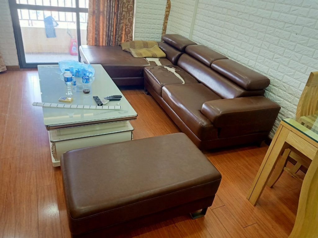 Bộ ghế sofa cũ bị rách to phần ngồi của gia đình chị Hương tại chung cư Thạch Bàn, Long Biên