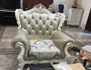 Tay vịn ghế sofa đã được phục chế và sơn lại giống với màu ghế cũ