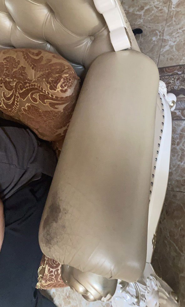 Bong tróc và rạn nứt trên tay vịn ghế sofa nhà khách hàng tại Hoàng Hoa Thám