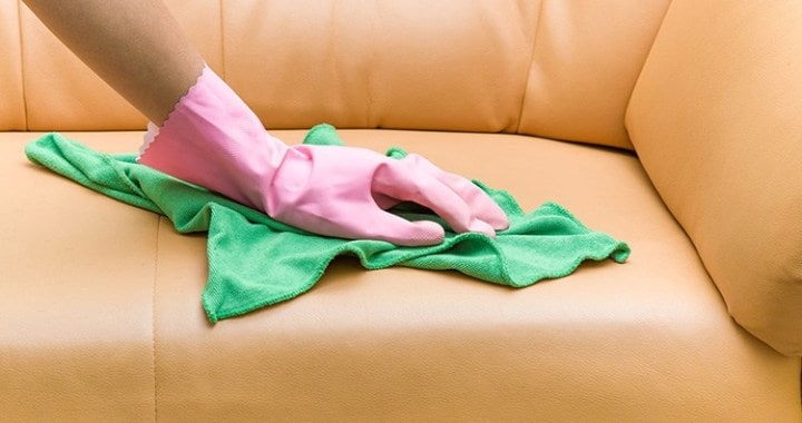 Thường xuyên tạo thói quen vệ sinh lau chùi ghế sofa da thật loại bỏ những vi khuẩn, bụi bặm bám trên bộ ghế sofa