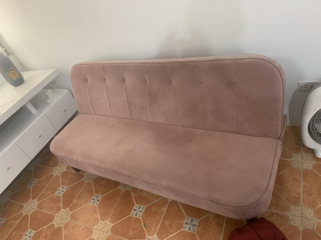 Bộ ghế sofa nguyên trạng của chị Nhiên tại Lạc long Quân với gam màu hồng pallet nhẹ nhàng