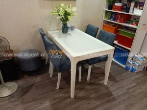 4 ghế bàn ăn đã được nhân viên Vinaco bọc xong tại Phú Thượng, Tây Hồ