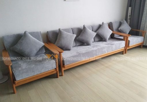 Đệm ghế gỗ bông ép với chất liệu vải tốt dày dặn cho chị Phương tại chung cư Goldmak