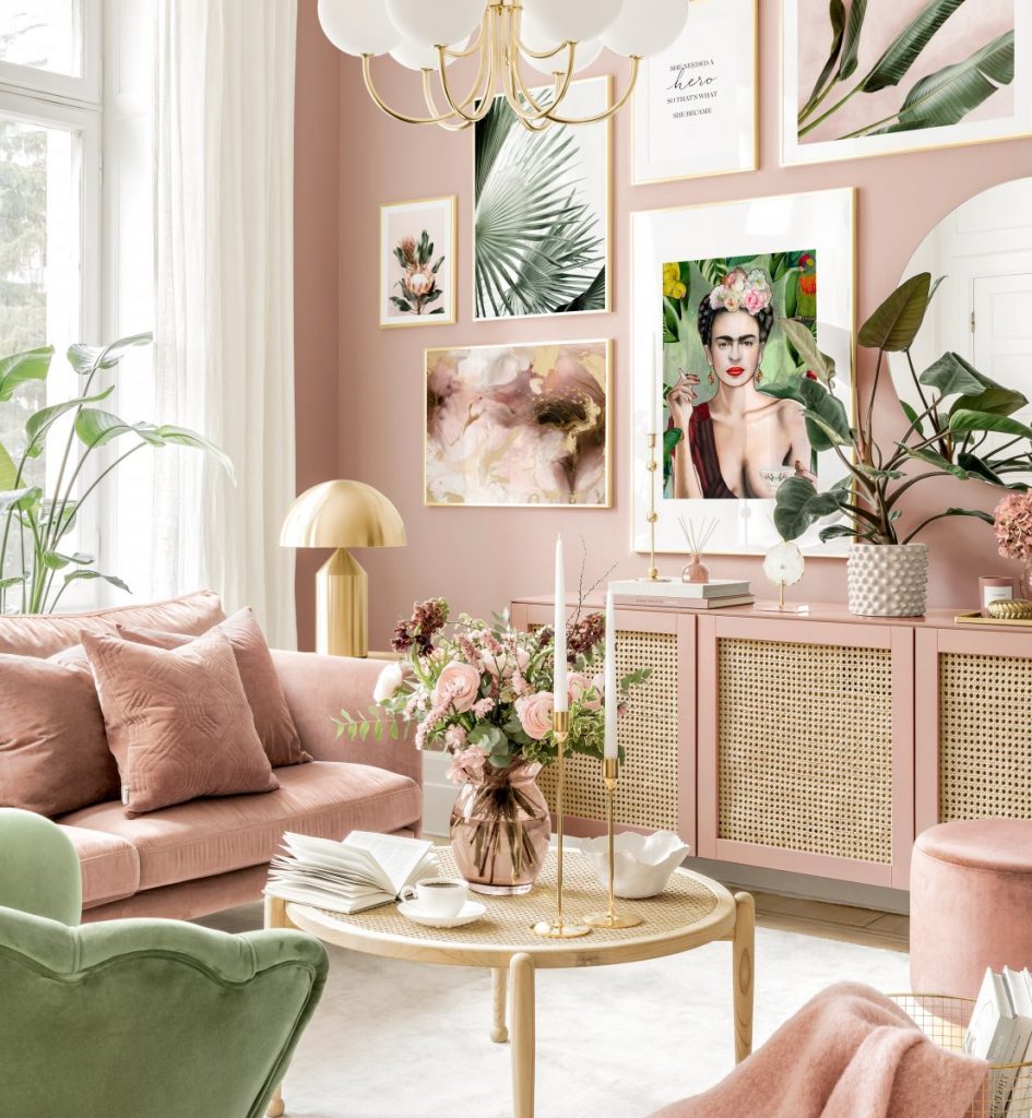 Tường phòng khách là gam màu hồng nhạt kết hợp chọn màu sắc sofa cùng màu