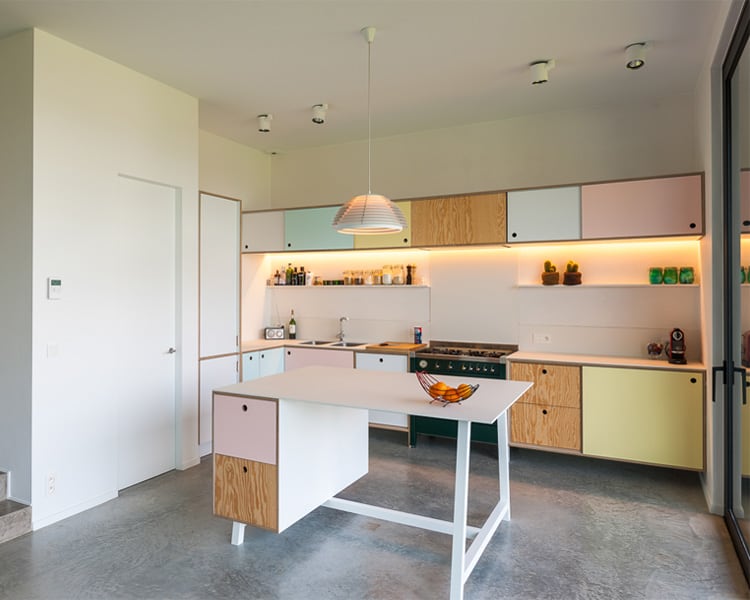 Sự kết hợp nhiều màu sắc trong một không gian phòng bếp