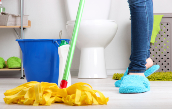 Vệ sinh nhà tắm thường xuyên để tránh những vi khuẩn bám trên các bề mặt ảnh hưởng đến sức khỏe của mọi thành viên gia đình bạn