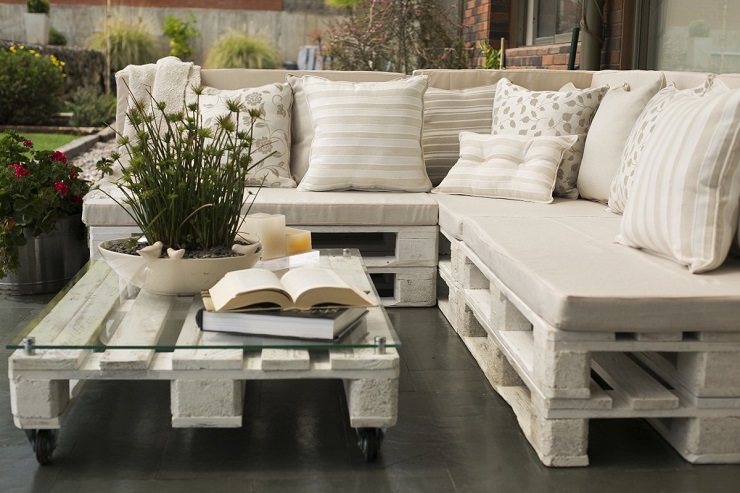 Sofa Pallet góc với lớp đệm ghế vỏ bọc màu trắng kết hợp với những chiếc gối tạo điểm nhấn cho không gian