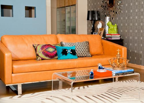 Sofa văng chất liệu da gam màu vàng cam mang vẻ đẹp dộcd đóa cho phòng khách